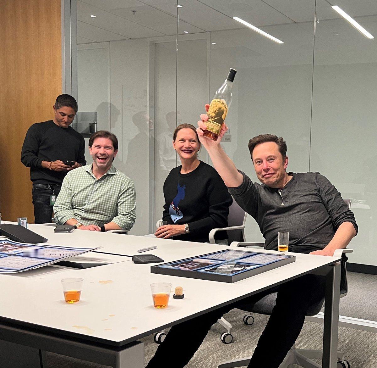 三年前的今天，马斯克买下了 twitter 。营收由约 三年前的 50 亿美元降