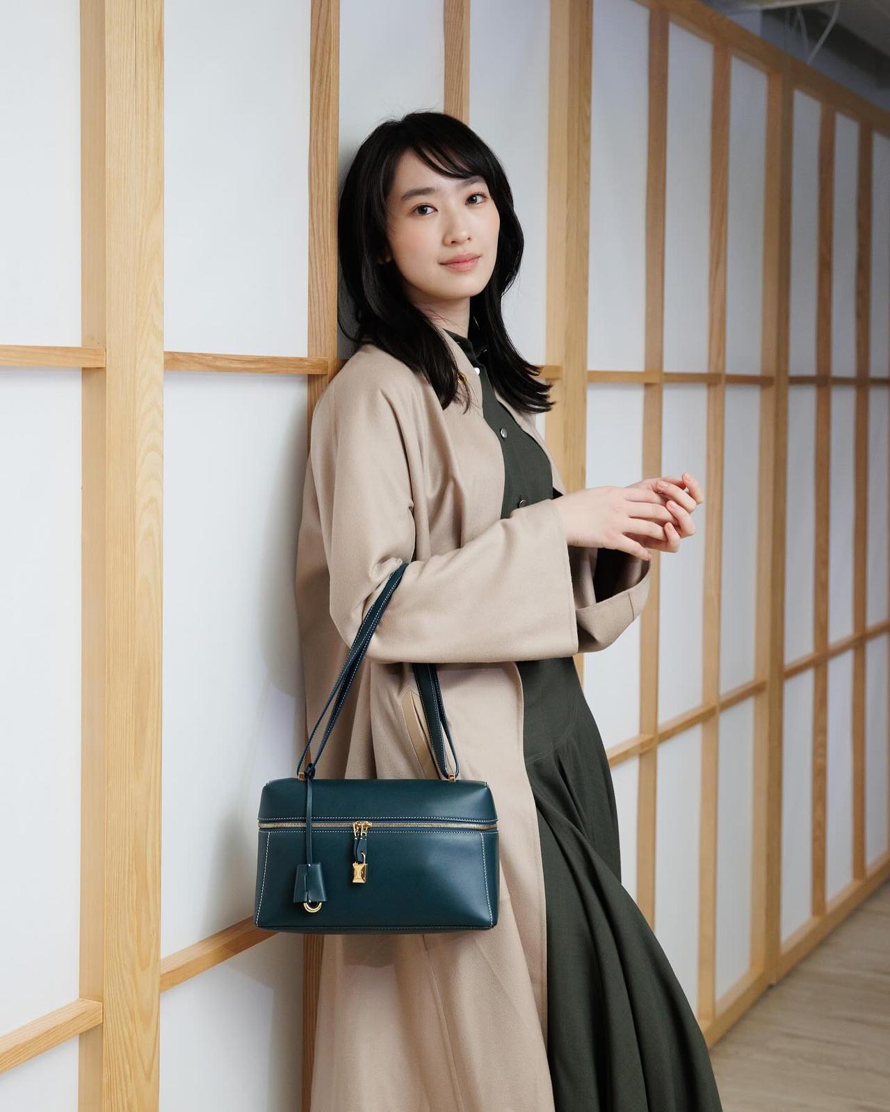 她是香港著名女星龚慈恩的女儿，今年已经23岁长得很漂亮，感觉比妈妈巅峰时期颜值还