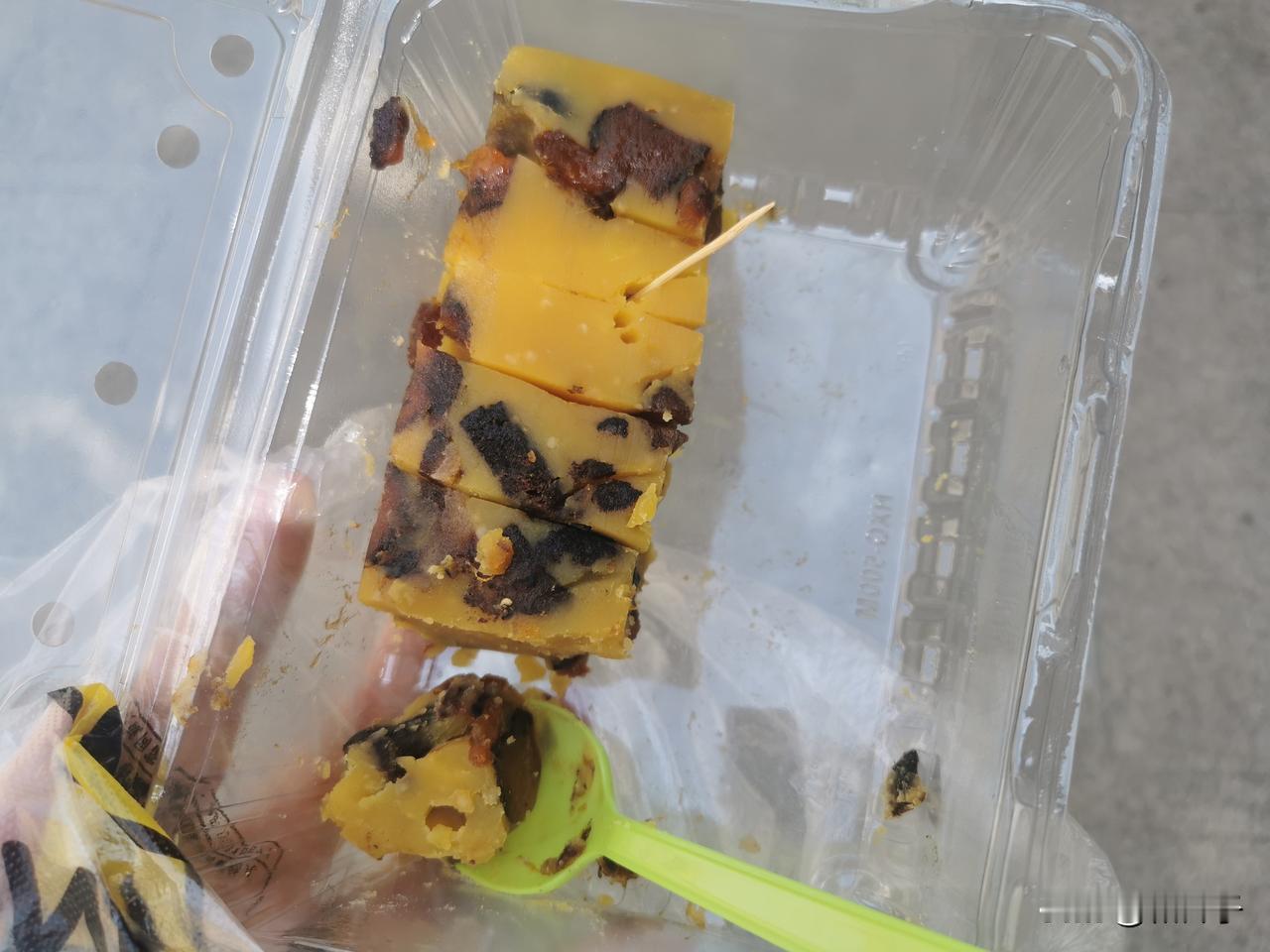 春 光明媚，出门遛妈。

恰好碰上郊区赶会。赶会，即赶集。

我妈开始张罗，不停