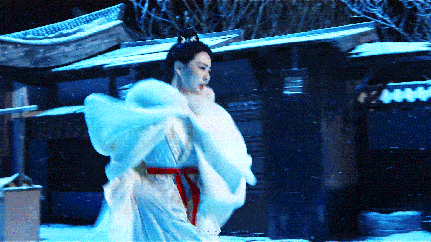 网友连夜给白莞写的重生文剧里的白莞带着遗憾退场，网友却执笔为她续写新生，那些未说