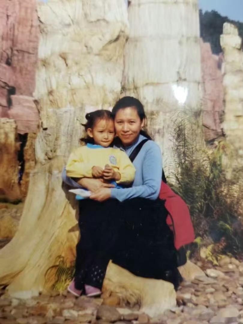 是女儿是妈妈2出发三问忍不住来分享快乐的消息了，要和她们的妈妈一起去旅行了，预感
