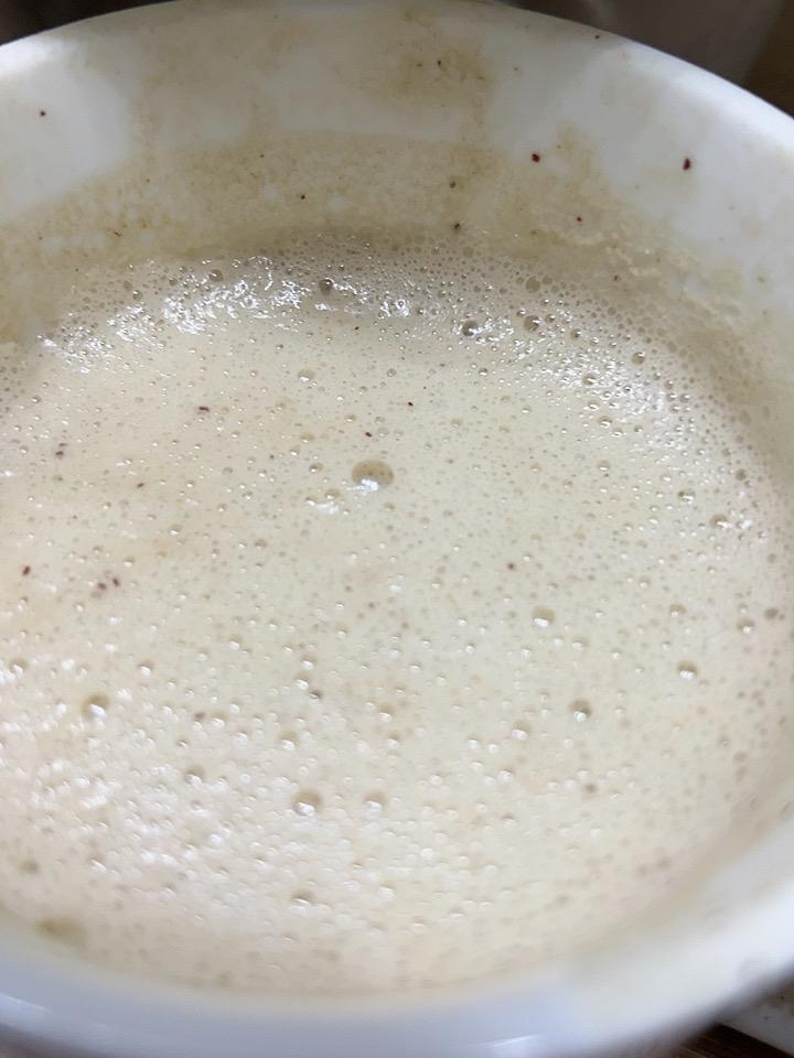 今天早餐喝黄豆豆浆，里面加了坚果和红枣，营养丰富，特别好喝！