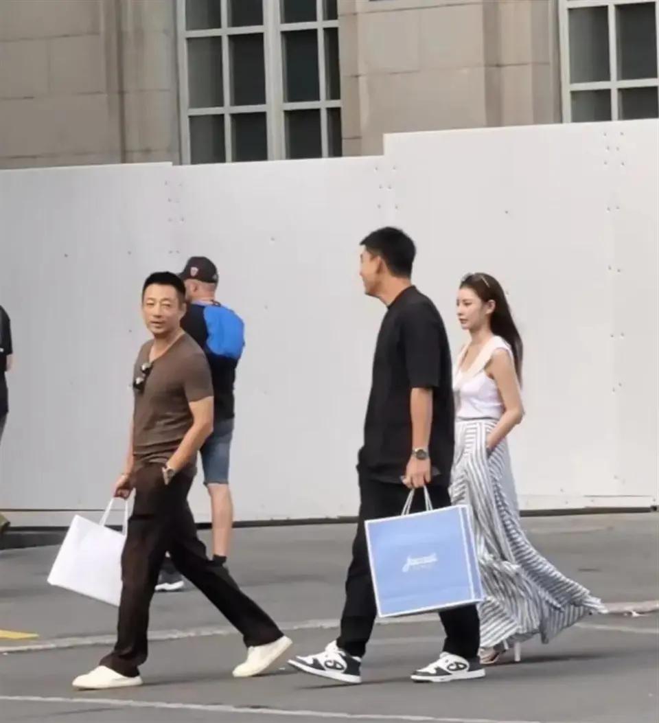 🐒45岁汪小菲和老婆马筱梅在瑞士旅游被偶遇，夫妻俩打扮时尚有型，汪小菲和男助理