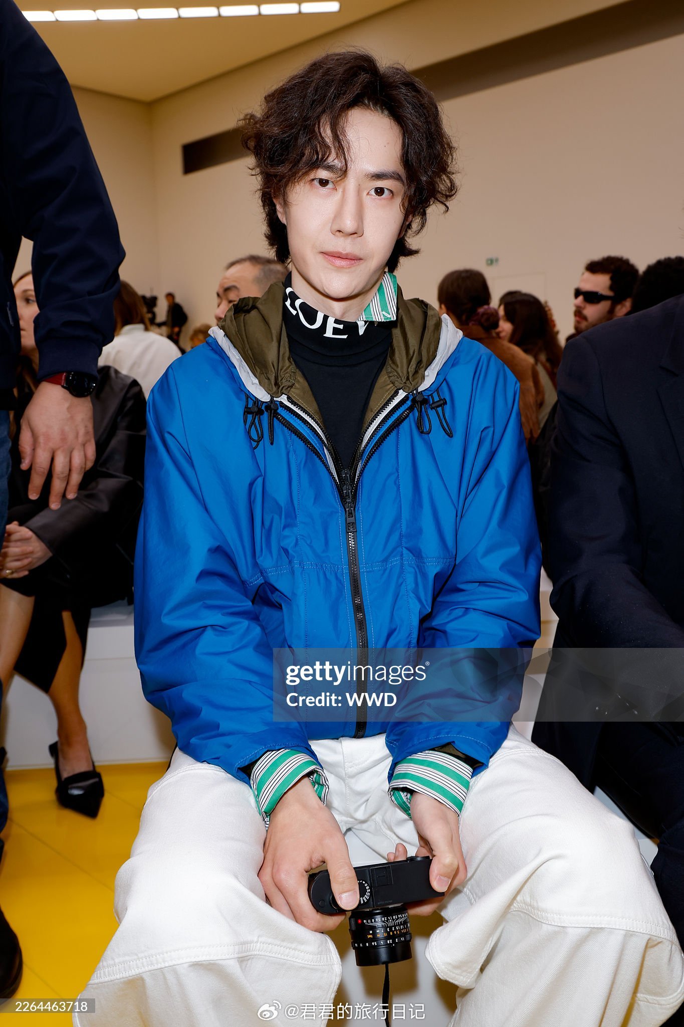 王一博现身巴黎时装周的loewe秀场 