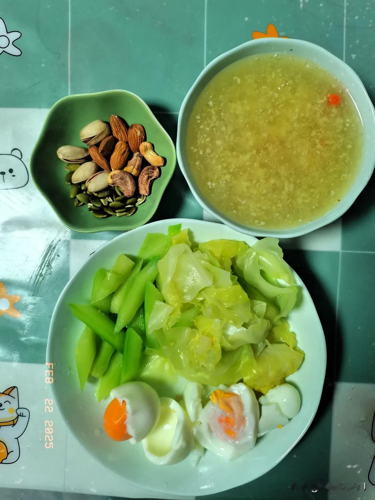 春风送暖之中年女性减脂早餐日记
主食：小麦胚芽
蛋白质：鸡蛋
蔬菜坚果：卷心菜、