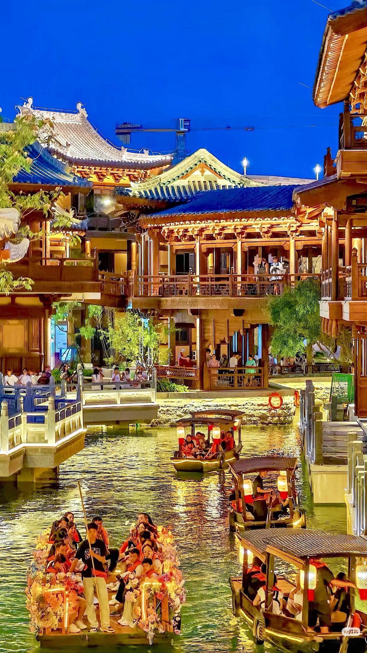 漫步在溱洧水城，仿佛穿越到了唐朝，和杜甫一起《望岳》，和唐宫贵人一起祈福。在美轮