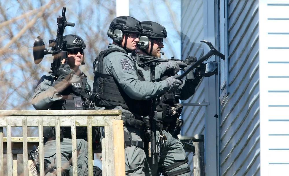 加拿大哈利法克斯地区警察战术官员准备进入达特茅斯 Frances 街和 Vane