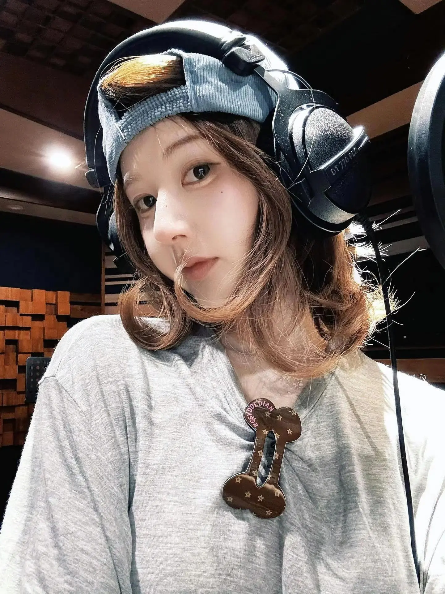 萌中王！好乖的小宝儿！好想捏捏脸颊肉。是在录新歌吗！    赵露思ins更新