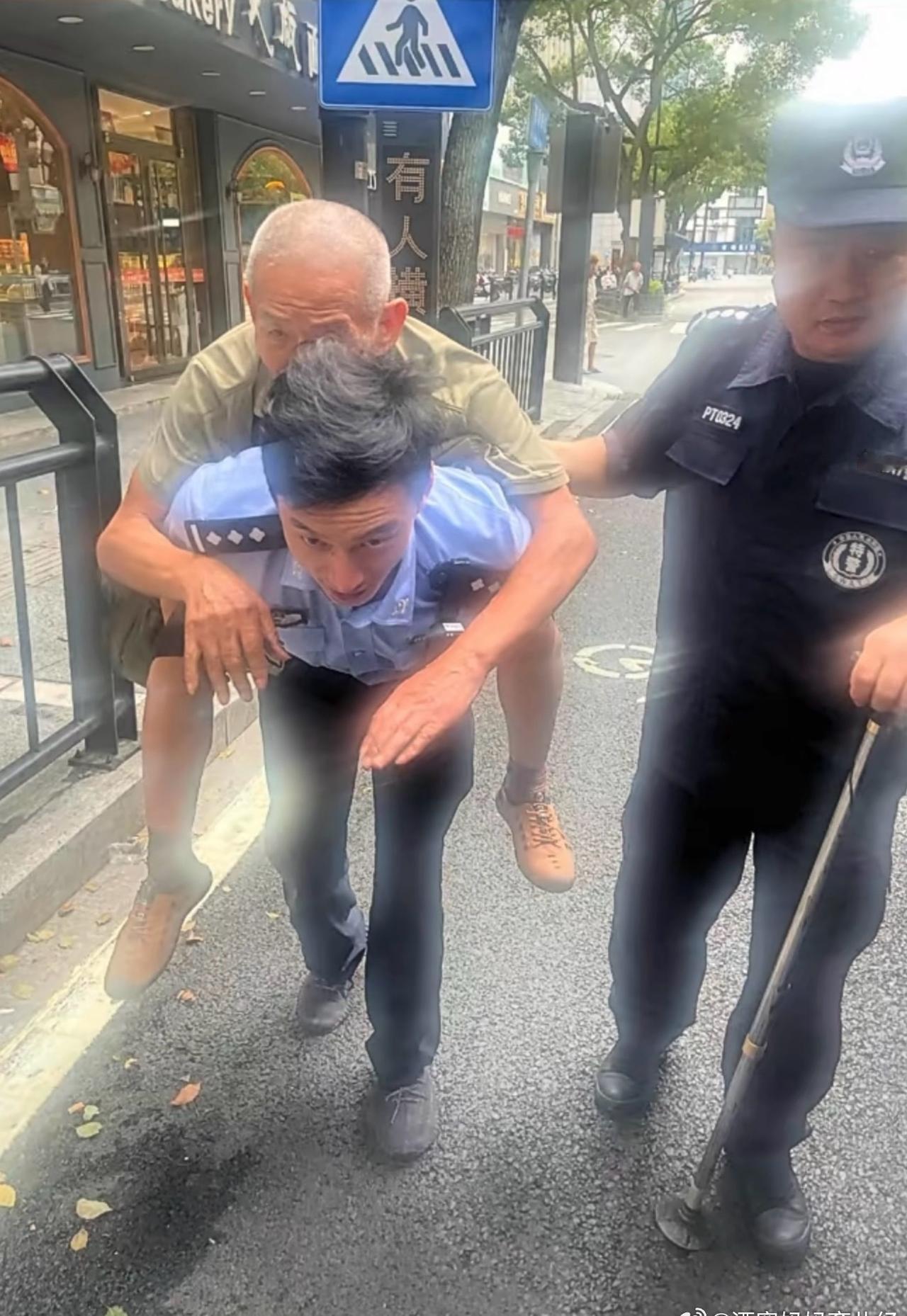 感谢这位民警平凡的守护！ ​