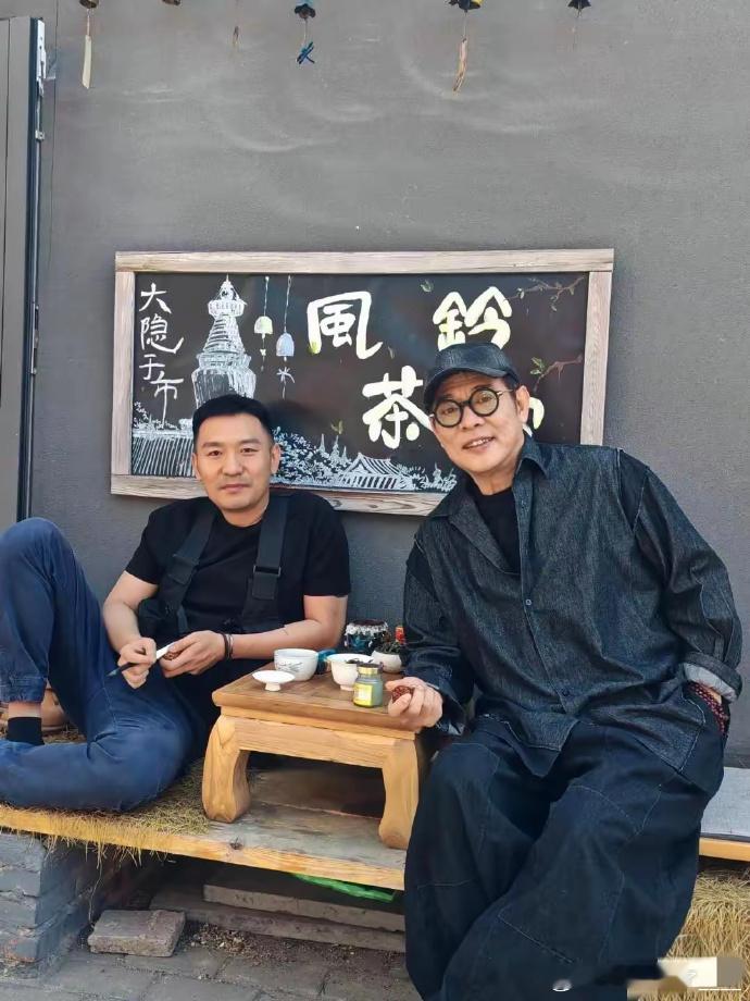 62 岁李连杰现身茶室，与友品茗，状态超棒！岁月似未在他身上留痕，往昔风采犹存，