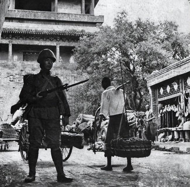 1942年，八路军队长进城打探敌情，不料被日军发现，他躲进棺材出城，但日军竟打开