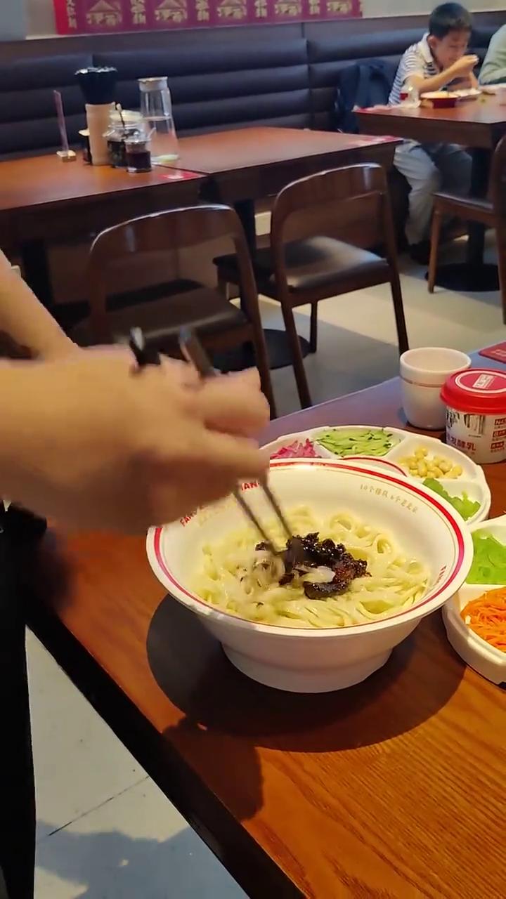 ·先淋油，刚出锅的炸酱面是没有水的，需要用油先把它做一遍，这样可以防止面坨，而且