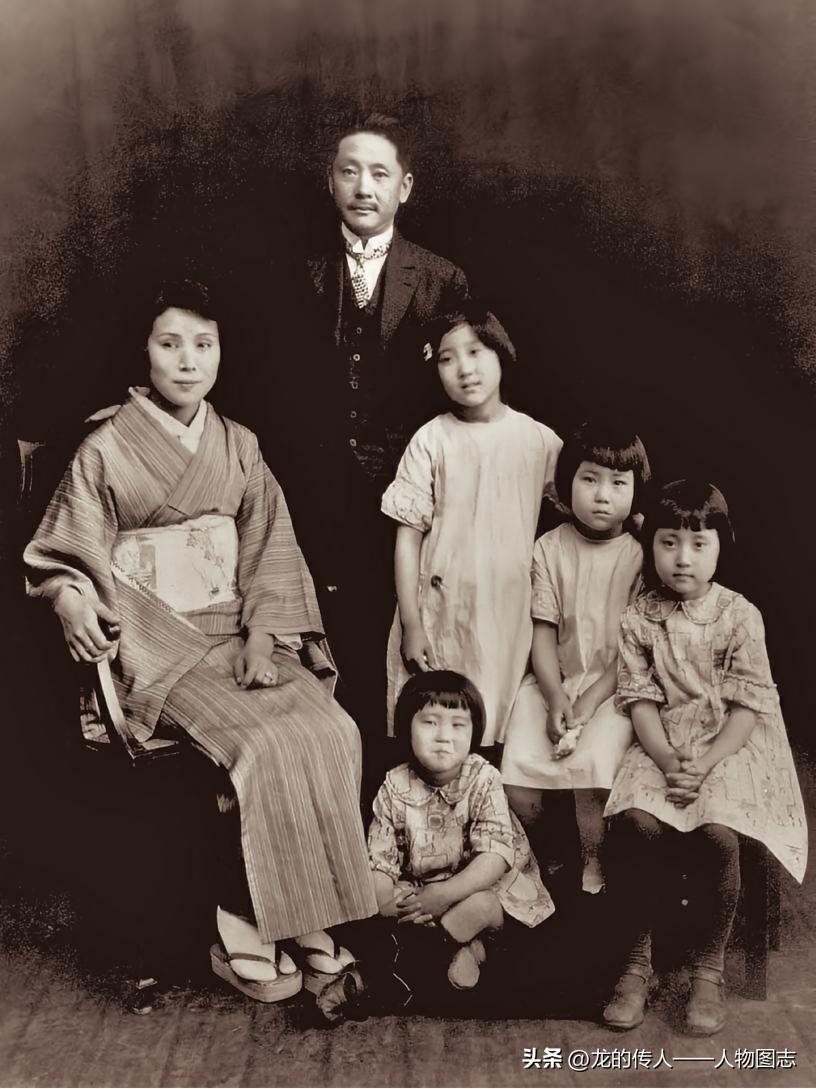 蒋百里、蒋左梅夫妇与女儿们合影（右一为蒋英）