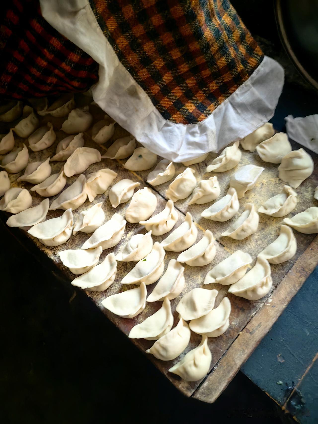 今天是婆婆三周年的日子，昨天我就给买了菜，炒了肉，准备今天吃肉菜大米，早上，姐姐