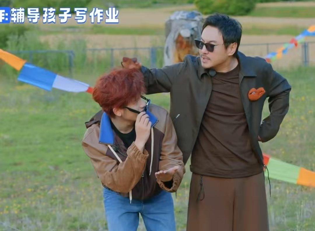 这一幕被训写作业别太真实了，有一说一，头发真的好多。感觉薅完一层刘海，还有无数层