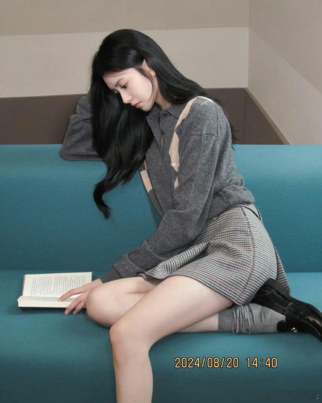 #刘浩存MiuMiu宣传照# 刘浩存MiuMiu宣传照，各种风格造型轻松拿捏，好