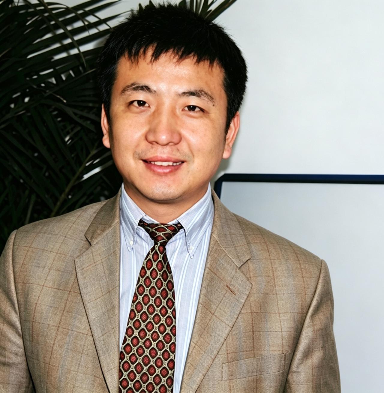一九八九年，十七岁的朱一明以阜宁县第二名的成绩考入清华大学物理系本科。从小学到中