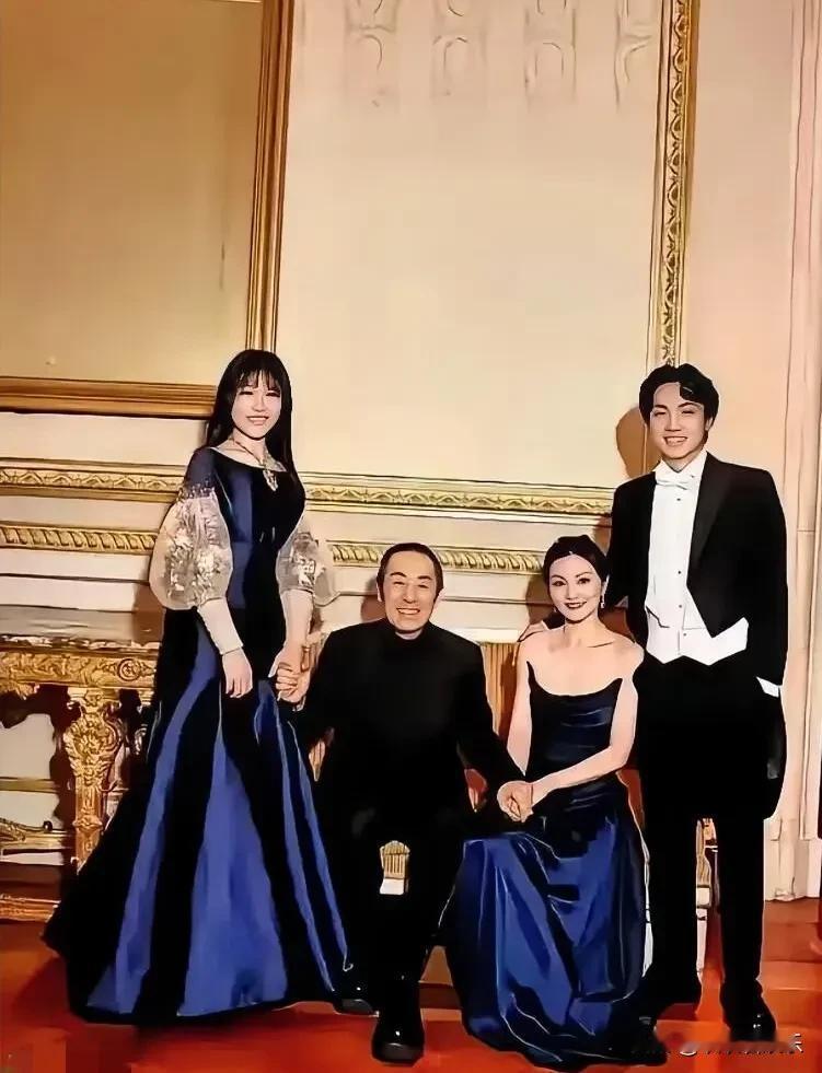 左二是杰出导演张艺谋icon真帅，右二女演员是谁？她穿着黑色裙子好时尚。两旁边是