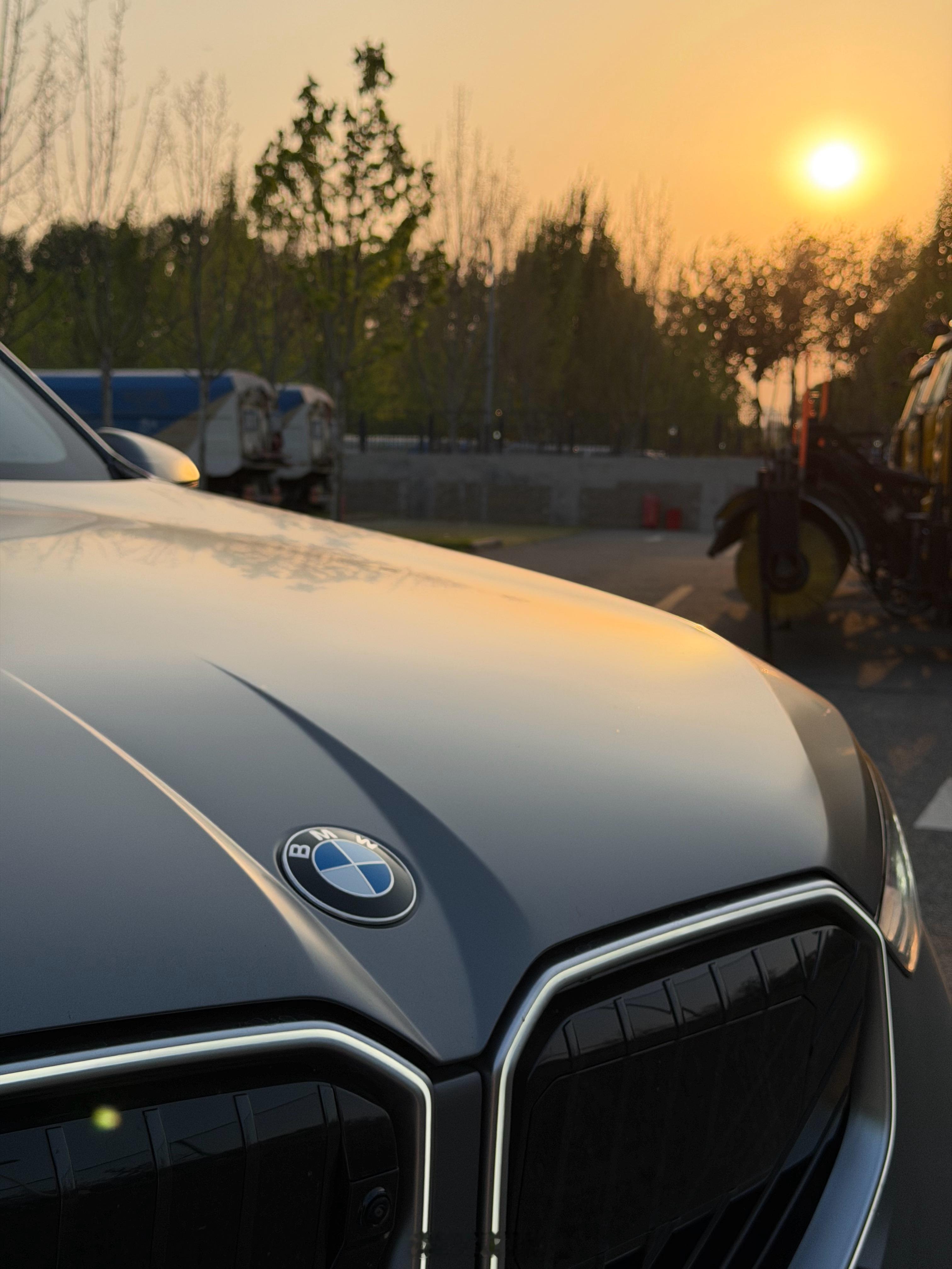 今天北京的夕阳绝了，跟X3磨砂纯灰漆面太衬了，质感无敌宝马x32026北京车展