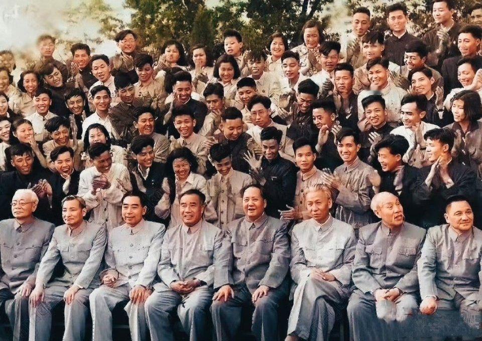 珍贵影像: 老一辈革命前辈与年轻一辈大合影！ 