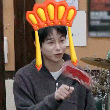 救命！彭昱畅在剧组简直像开了“全能外挂”，摄影师没来他举手机拍花絮，道具师请假他