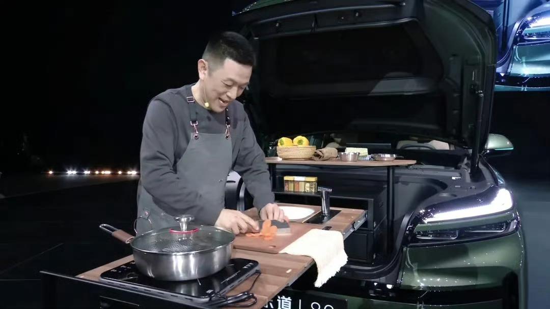 油车，那就是一辆交通工具，新能源车，不仅是交通工具，还成了一种全新生活方式，一定