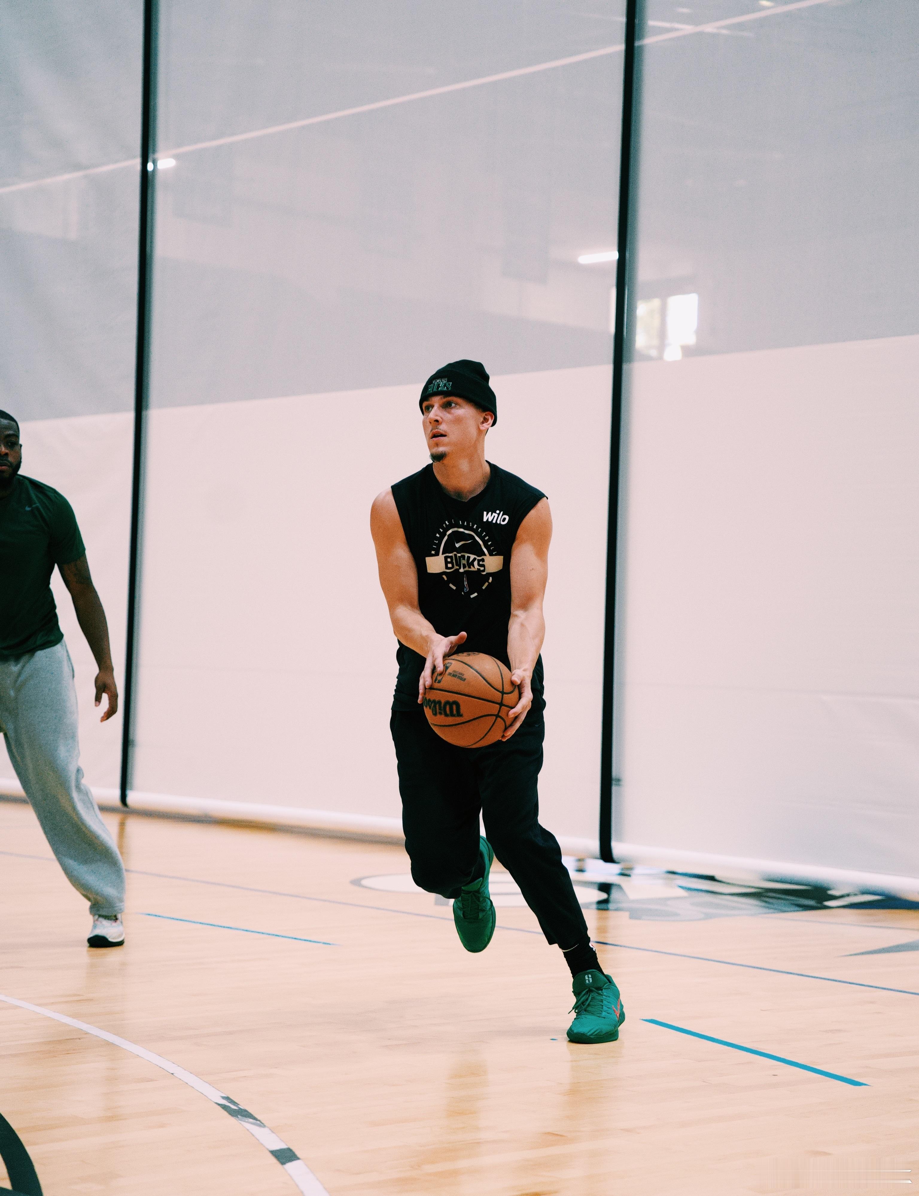 希罗晒训练照，拳击也是必练项目。nba交易