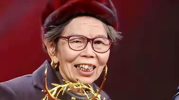 96岁奶奶回应10年还清2077万债务陈金英奶奶用十年摆摊还清巨债，用行动诠释诚