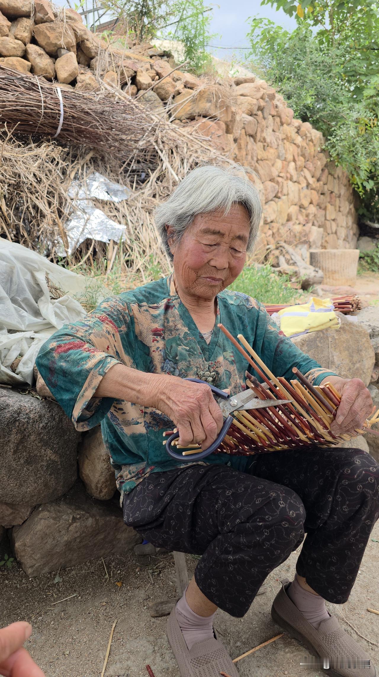 80岁沂蒙大娘，街头教年轻人做传统手工……

今天上午，有个弟妹想做一个盛馒头、