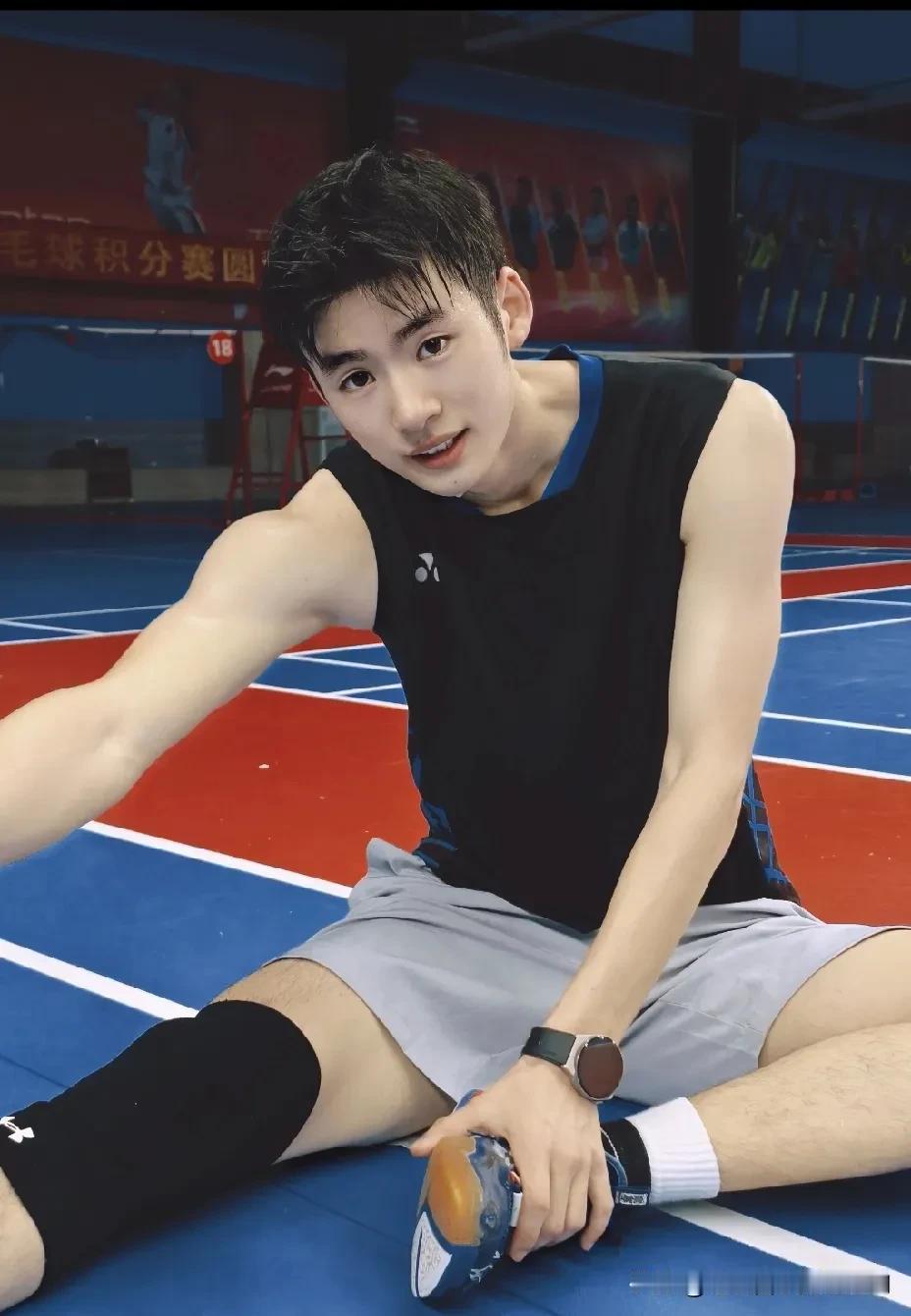 小哥哥是一位非常优秀的羽毛球🏸运动员。
阳光帅气逼人，亲和力满满，他的皮肤白皙