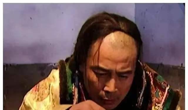 直郡王被关了二十六年，生了二十九个孩子，皇帝却从没动他一根手指头。
这事听着怪，