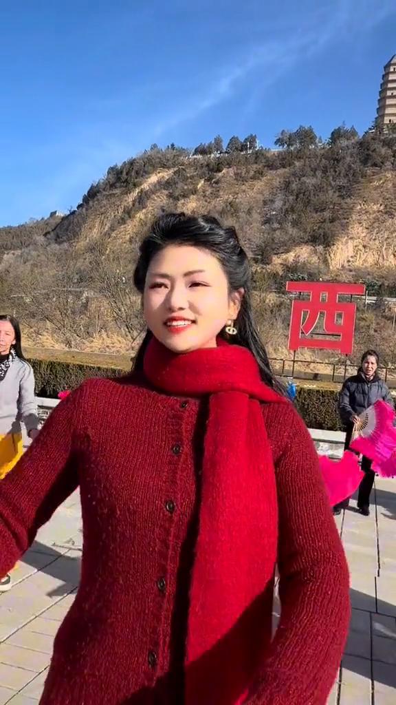 南泥湾。
罗姣，陕西延安。
花篮的花儿香，听我来唱一唱。来到了南泥湾，南泥湾好地