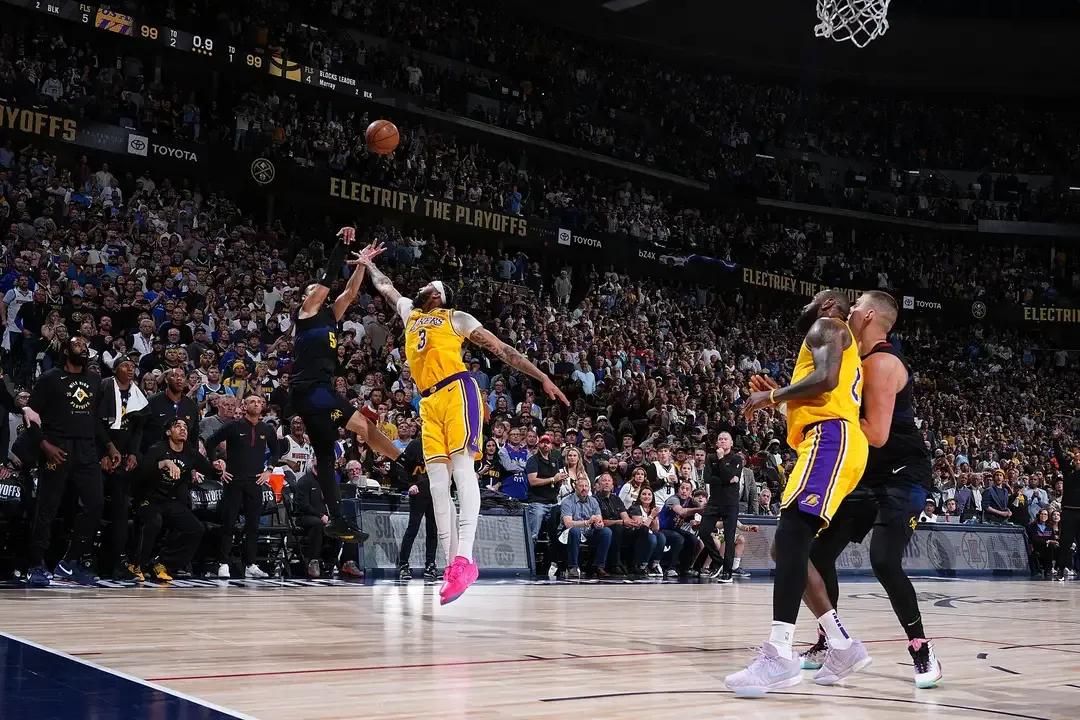 湖人是怎么输的，最多领先20分，哈姆为什么不要暂停，不轮换。
第一，浓眉和詹姆斯