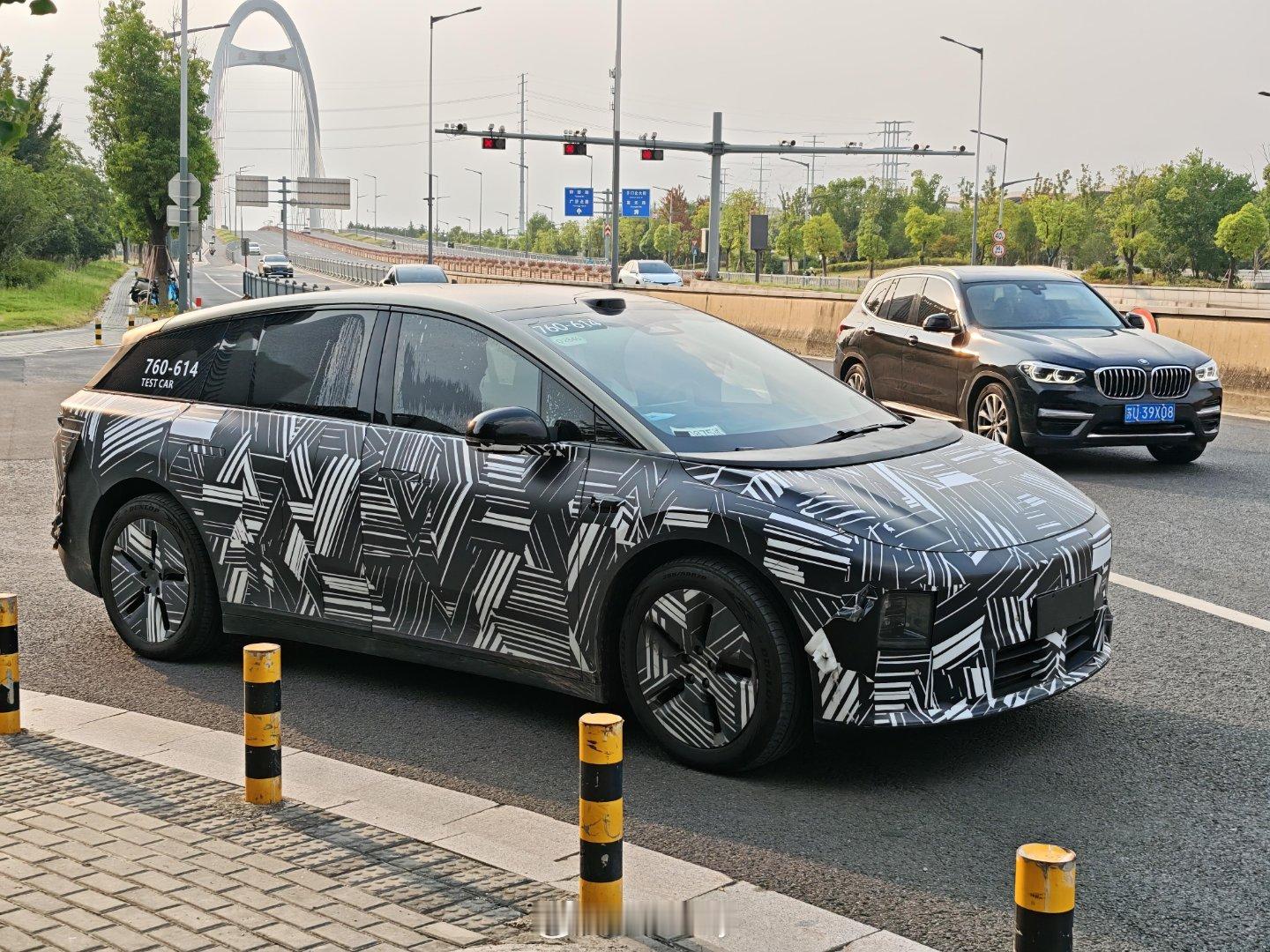 理想i6 伪装测试车又来了。[开学季]理想汽车新能源汽车 ​​​