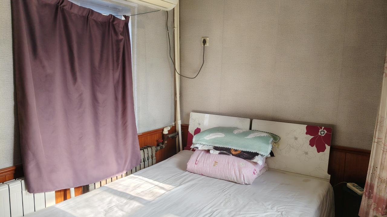 去东营玩，选了海东路的东晟宾馆。本以为地段繁华、交通便利，住得能舒心，结果大失所