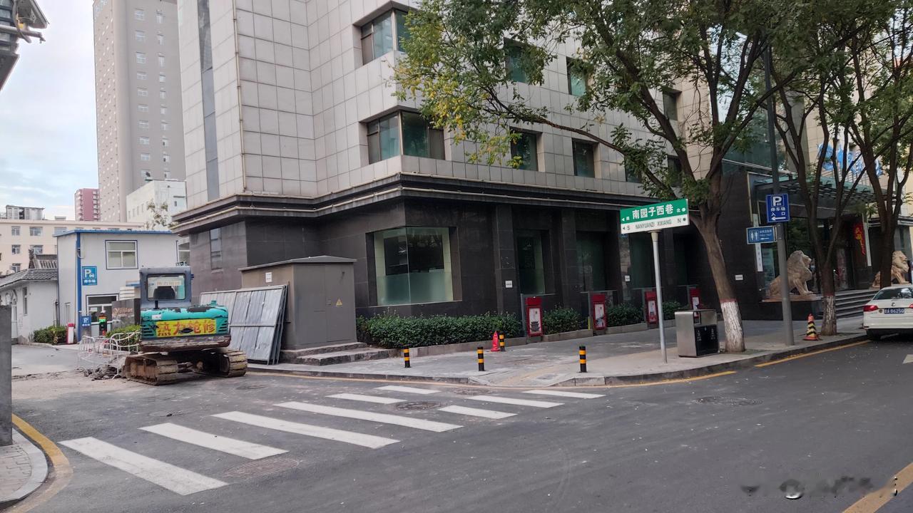 太原东南园子雨污分流工程，刚刚完工一个月的道路又被挖开进行施工。
在太原看到的这