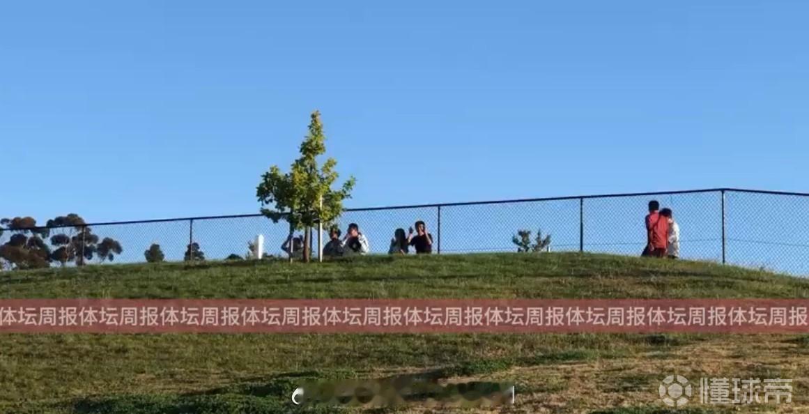 #国足世预赛# 据《体坛周报》现场记者马德兴拍摄的视频显示，澳大利亚阿德莱德当地