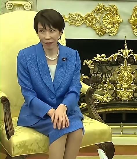 反正是不要脸了，不谄媚死，就尴尬死！当地时间3月19日，美国总统特朗普在白宫会见