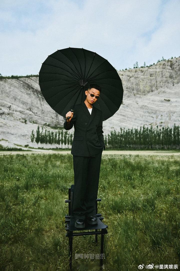 GAI瘦了GAI出发图自带气场GAI的出发图看着很有范儿，瘦完整个人干练了不少。