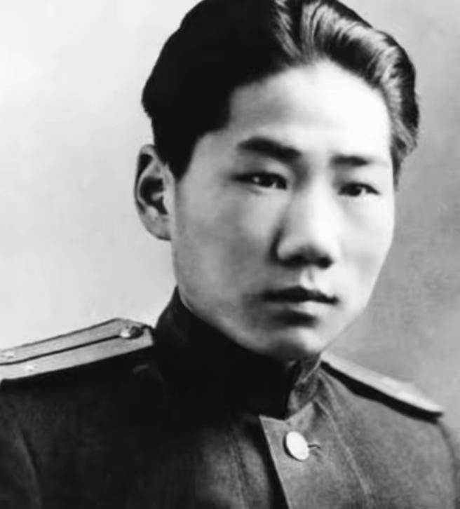 1955年，中央派人前往朝鲜挖毛岸英坟墓。
​​可当大家刚开始挖，就突然跑过来一