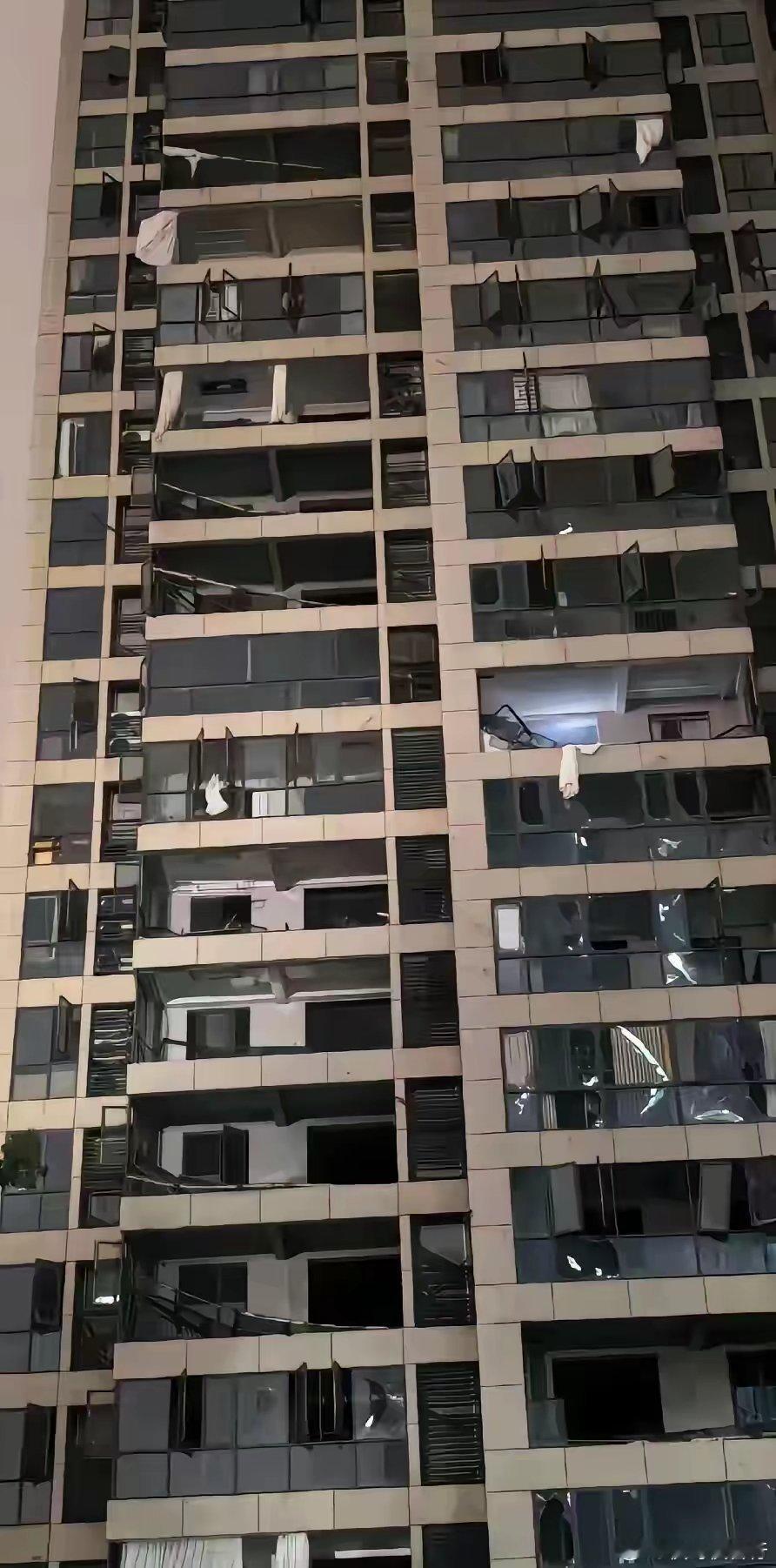 黄冈那位是被风吸走还是如何，不知道！但是，可以确定的，房屋建筑质量是我们今后的大