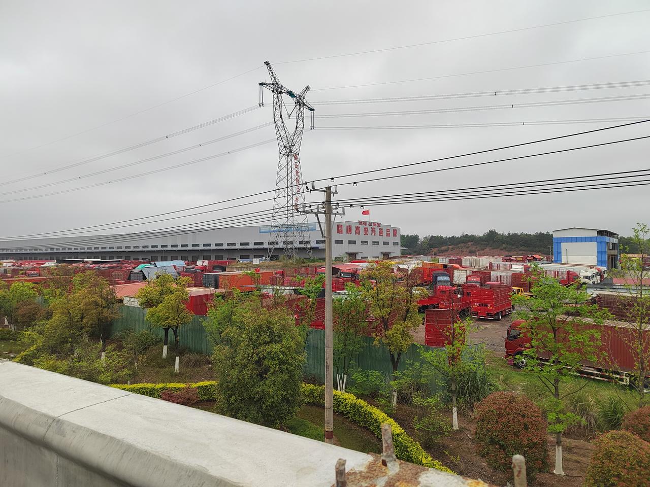 汽运大县高安，大货车密密麻麻

高安是一个汽运大县，大马路上大货车络绎不绝，汽运