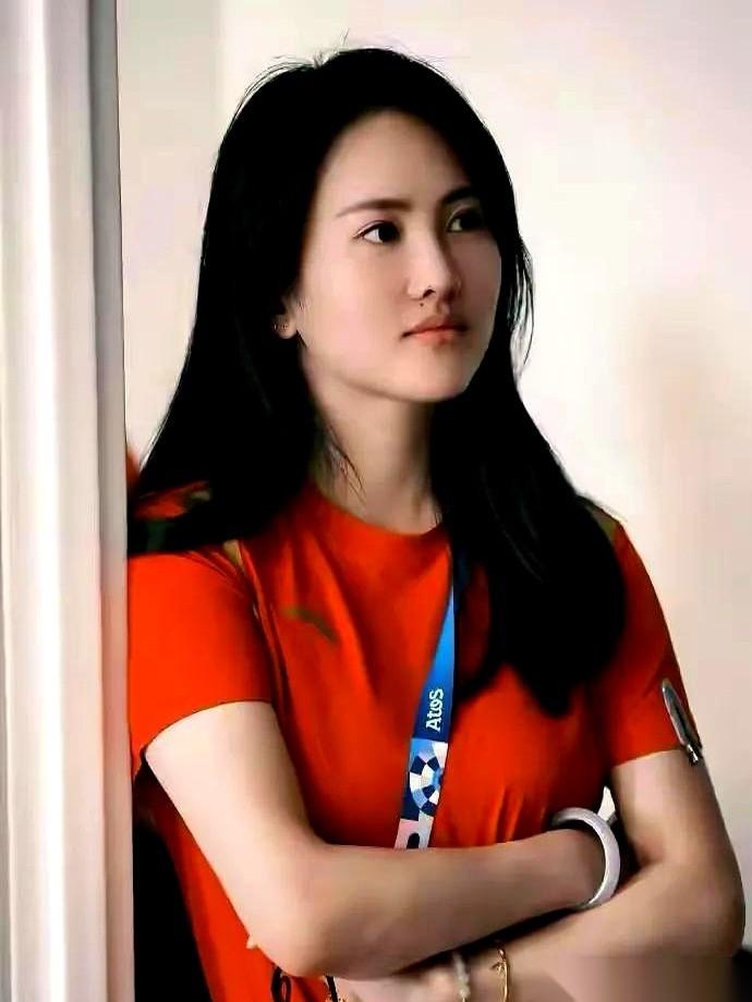 一觉醒来，陈若琳就这么“被订婚”了。
对象还是个男演员。
我当时就一个表情：地铁