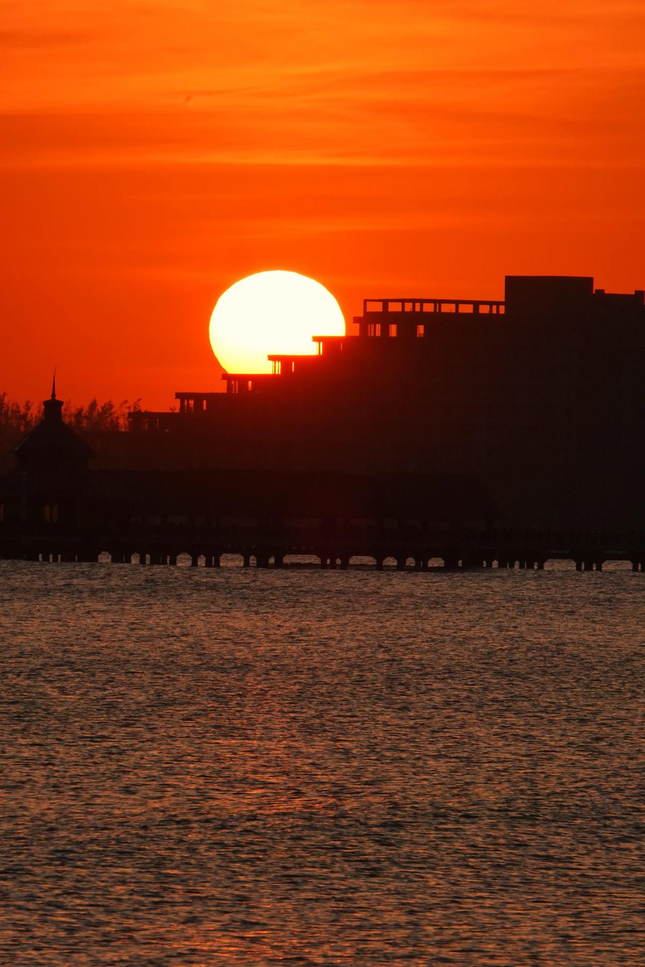 “夕阳西下，静谧湖面映照着余晖”🌅🌊🏙️
夕阳无限好 只是近黄昏
夕阳西下