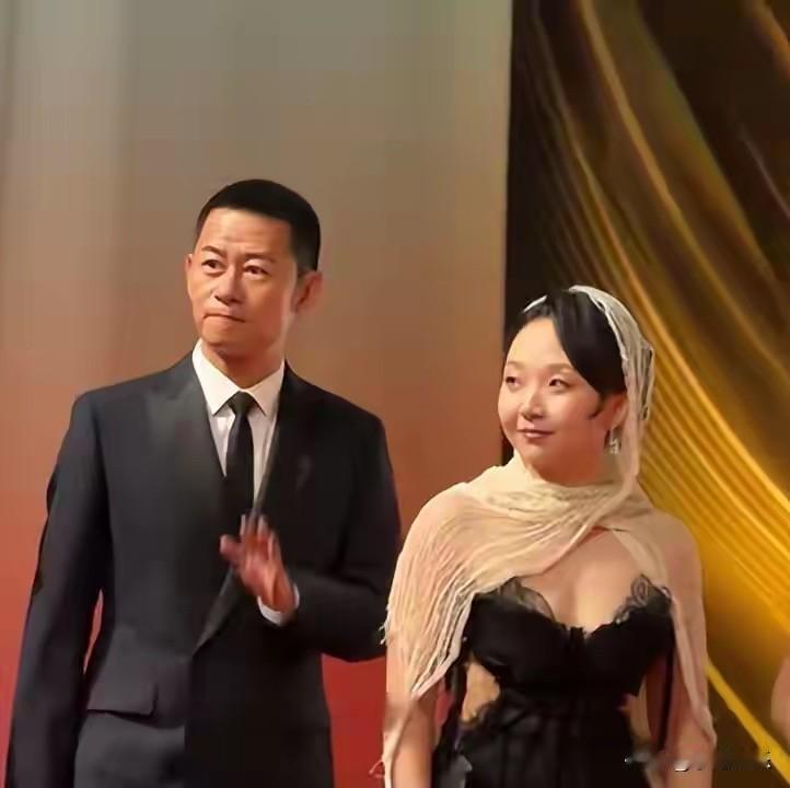 近日的国剧盛典辣目洋子的打扮笑岔气了！她本来就不好看，眼睛小包子脸，身材也不怎么