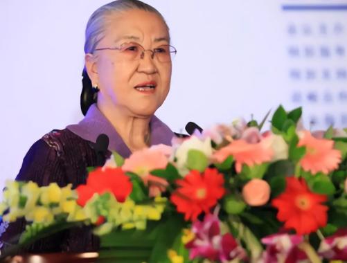 原国防部长耿飚的长女，一夜之间被查封了所有资产，她选择出走美国。在离开时她发誓：