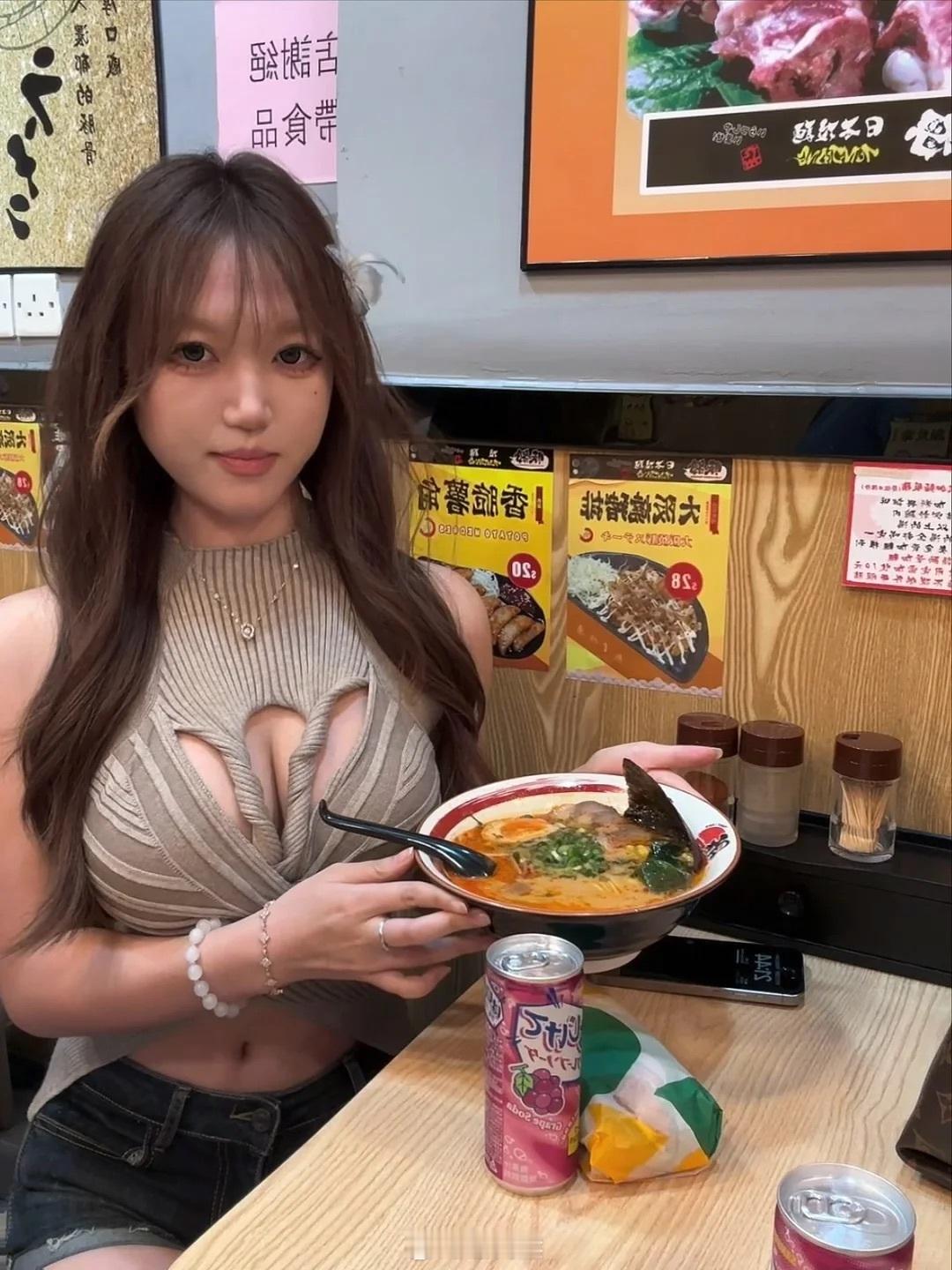 谁家好人吃个面还要拍照啊🍜  ​​​