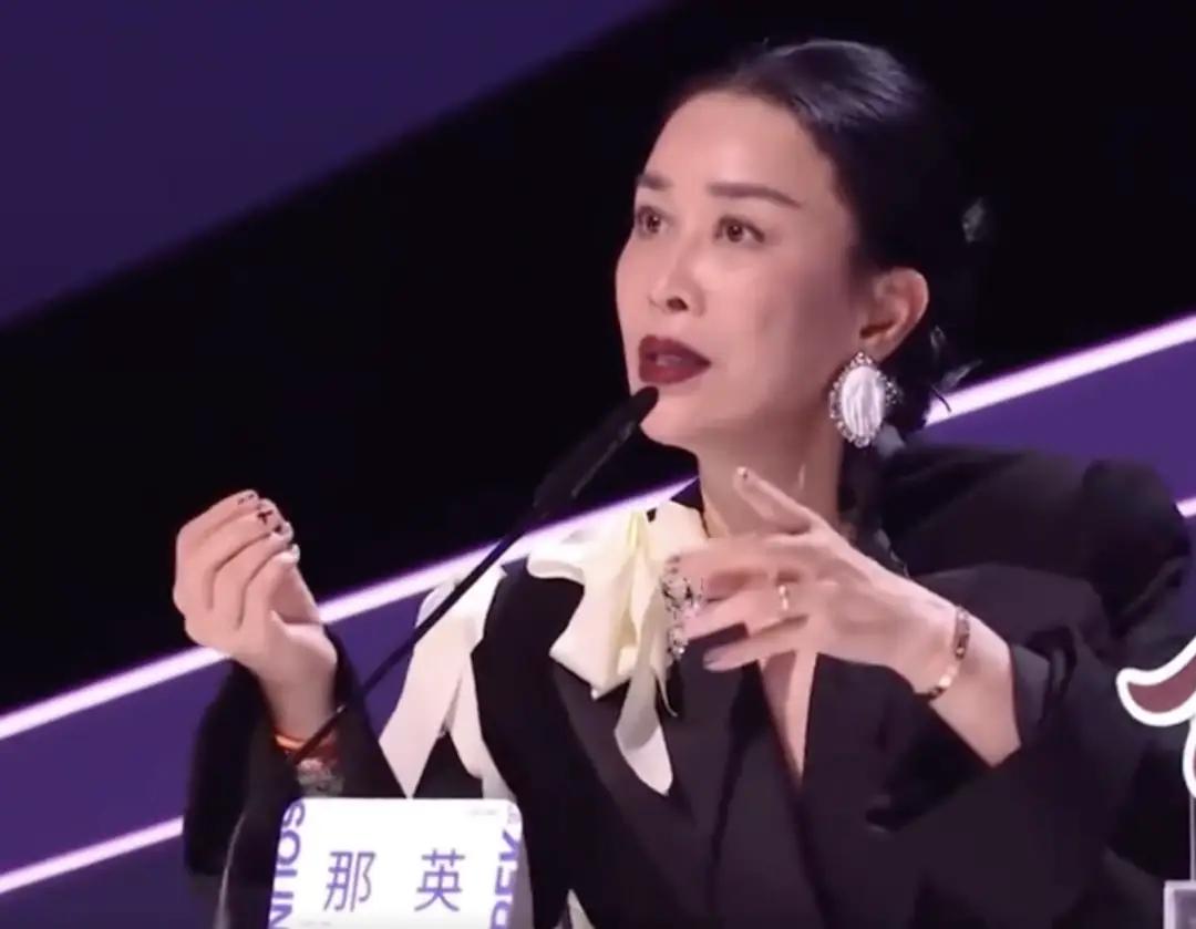 [兔子]如果世上有后悔药，那英大概会第一个冲上去抢。她最后悔的，莫过于直播连线时