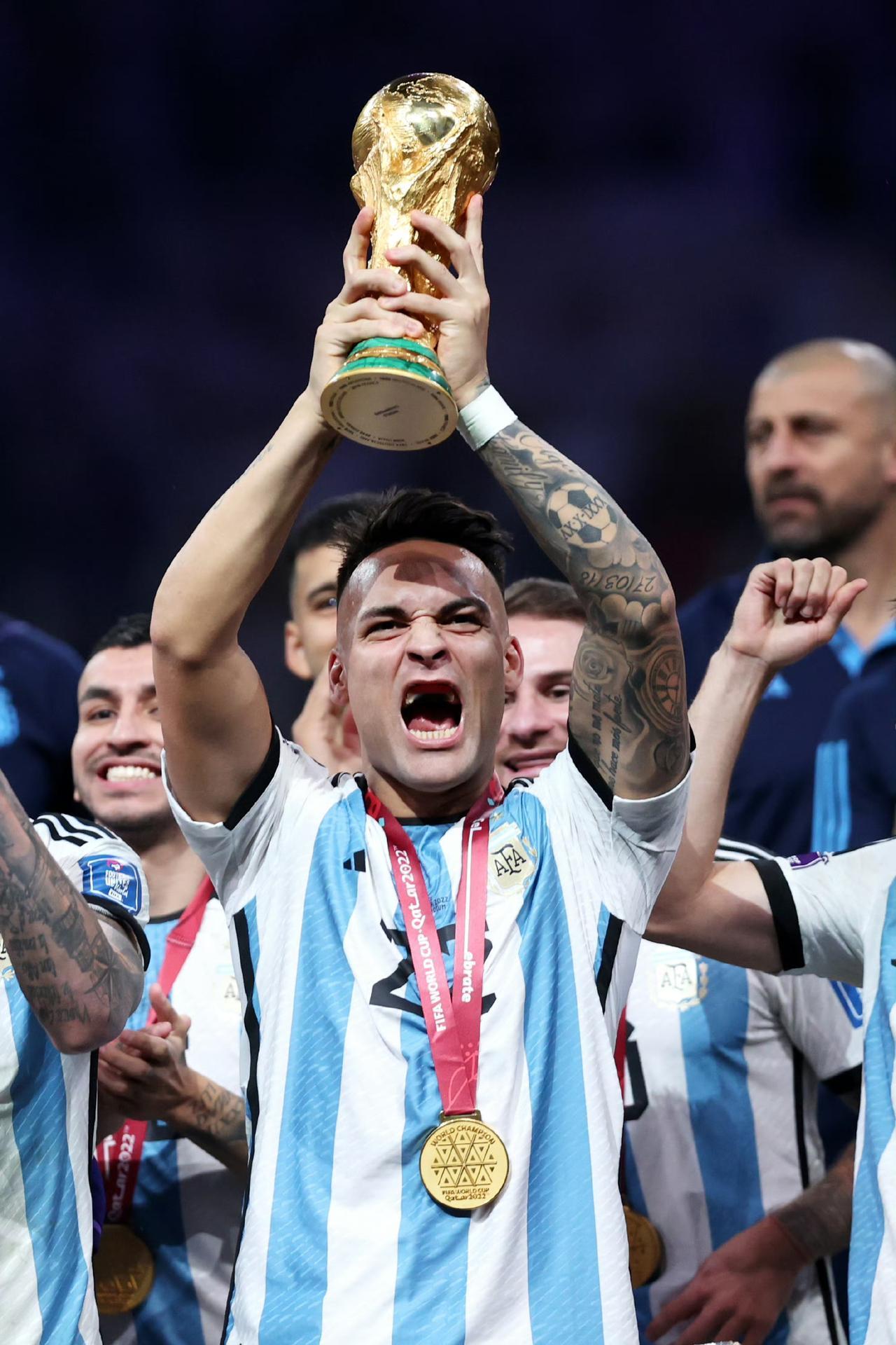 蓝白战袍承载滚烫梦想🇦🇷
于方寸禁区，搏万千锋芒

无数冲锋与鏖战，淬炼出属