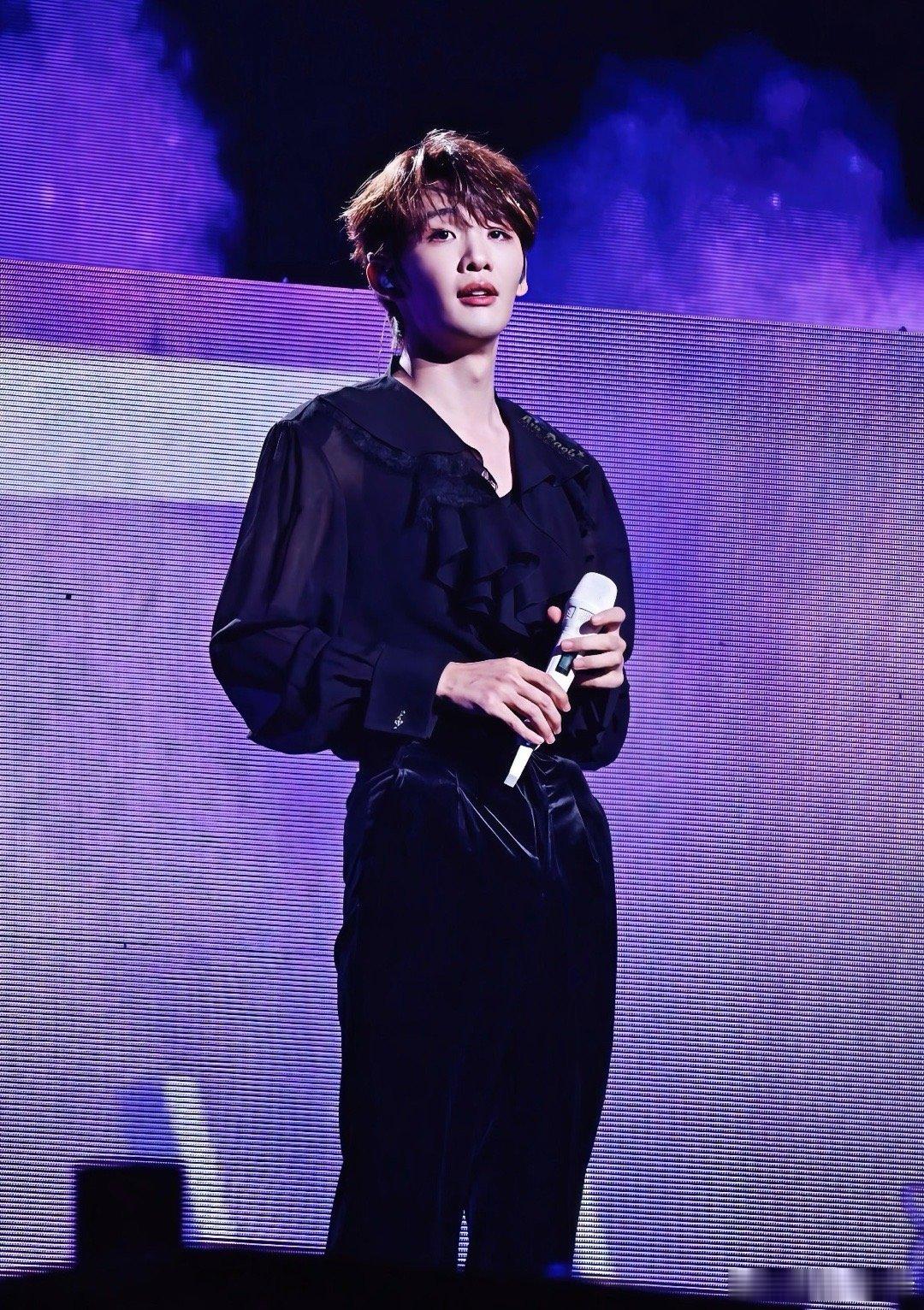 王赫野官宣首个海外演唱会 这次官宣标志着王赫野音乐事业的新阶段。从国内到海外，他